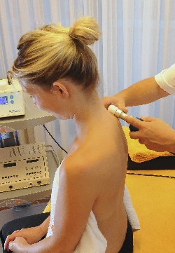 Durch Schwingungseintrag mit einem Matrix-THerapiegerät in die Muskulatur der Umgebung des schmerzenden Schulter-Gelenks wird der Krankheitsprozess der Frozen Shoulder in vielen Fällen stark verkürzt. © www.gelenkreha.de Matrix-therapie Schulter